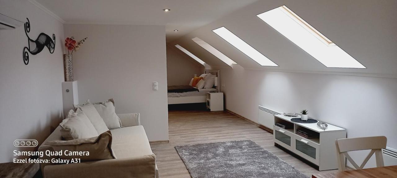 Julia Apartman Eger Exteriör bild
